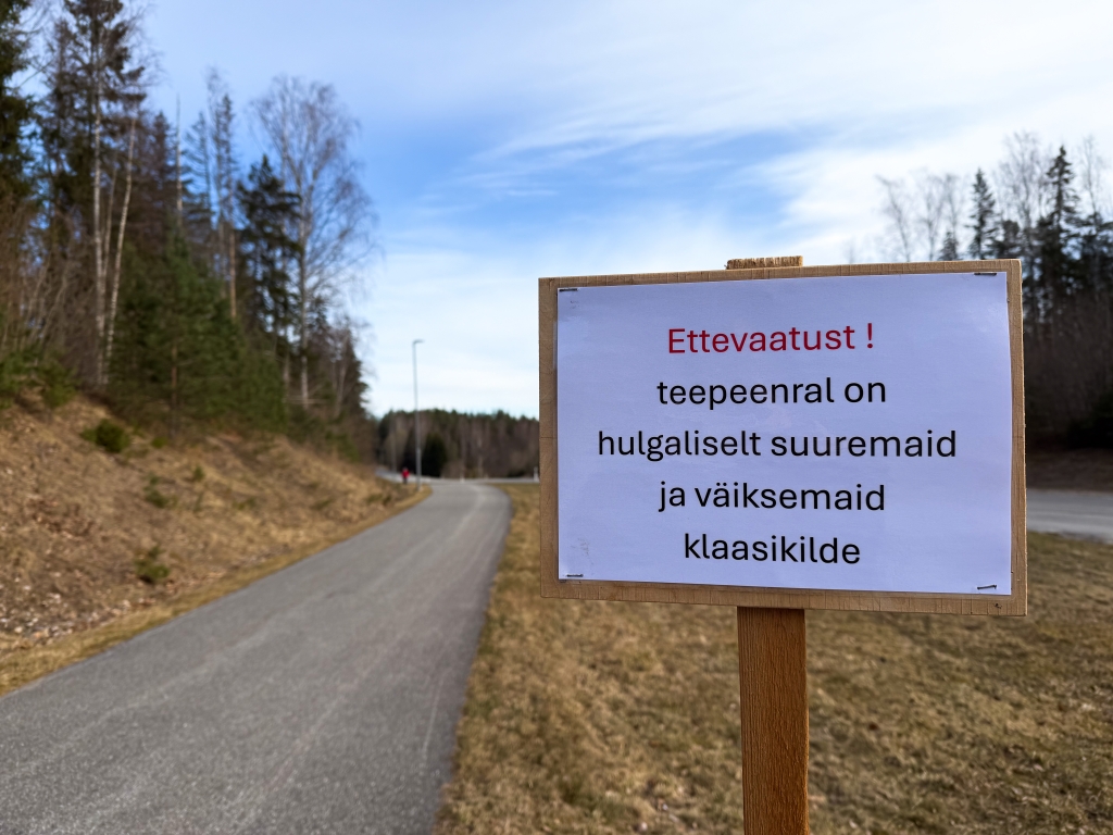 Hoiatussilt kergliiklustee ääres.jpg